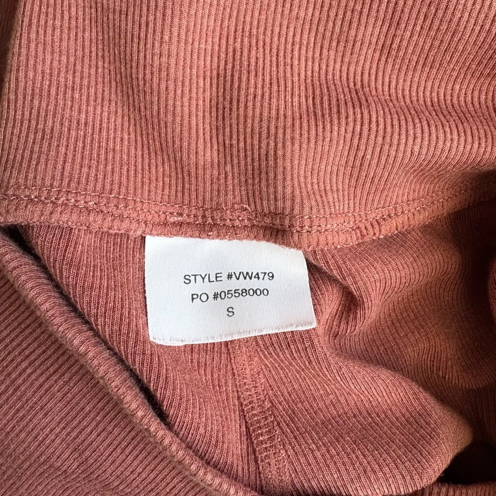 Vuori High-Waist Ribbed Lounge Pants in Mauve - Picture 5 of 6